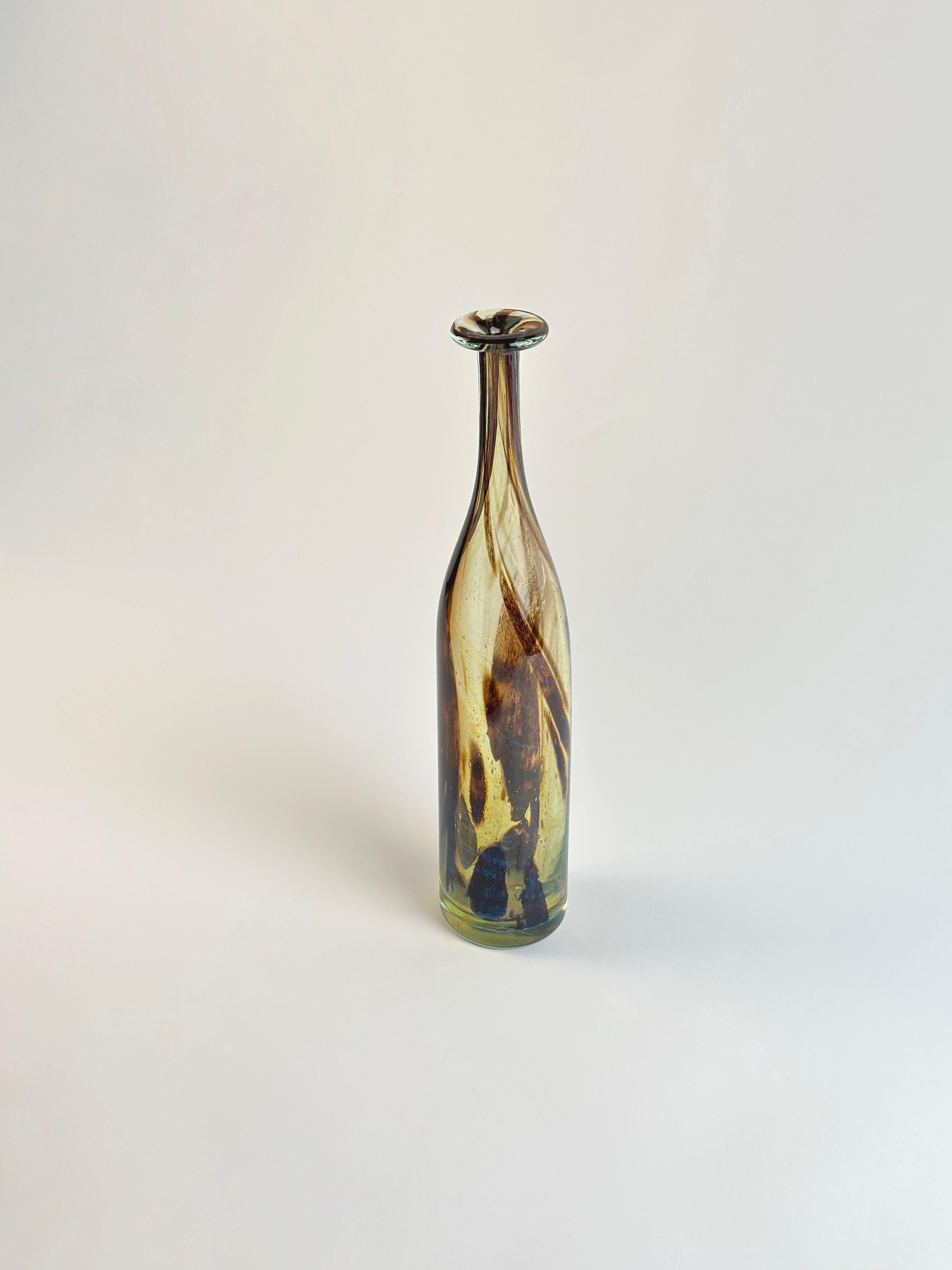 Mid-Century moderno Vaso a bottiglia alto in vetro tartarugato di Mdina C.I.C. 1970 Malta in vendita