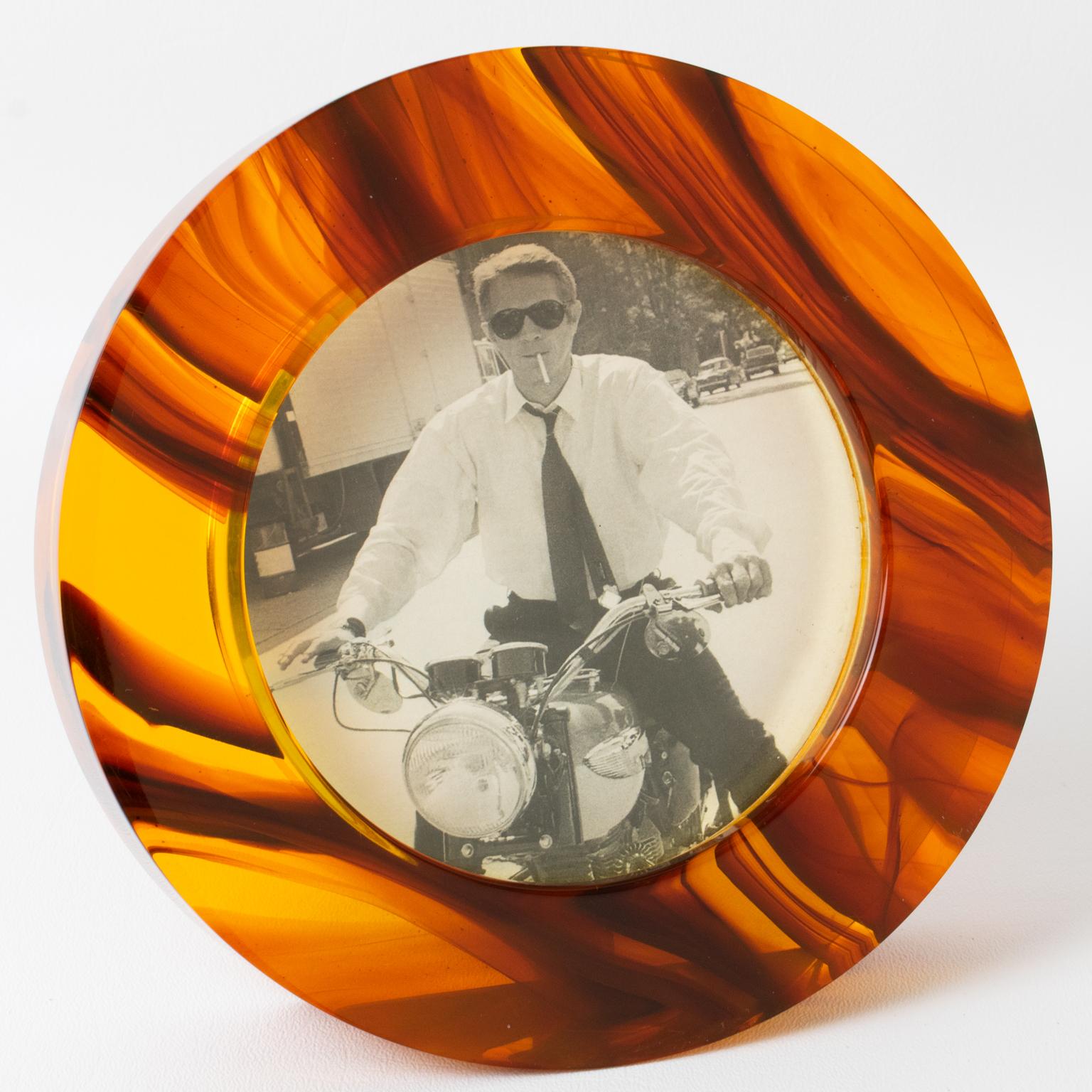 This stunning modernist picture photo frame was crafted in Italy in the 1970s. It features an extra-thick Lucite round framing in a gorgeous tortoiseshell textured pattern. The easel at the back is made of the same material and color. There is no
