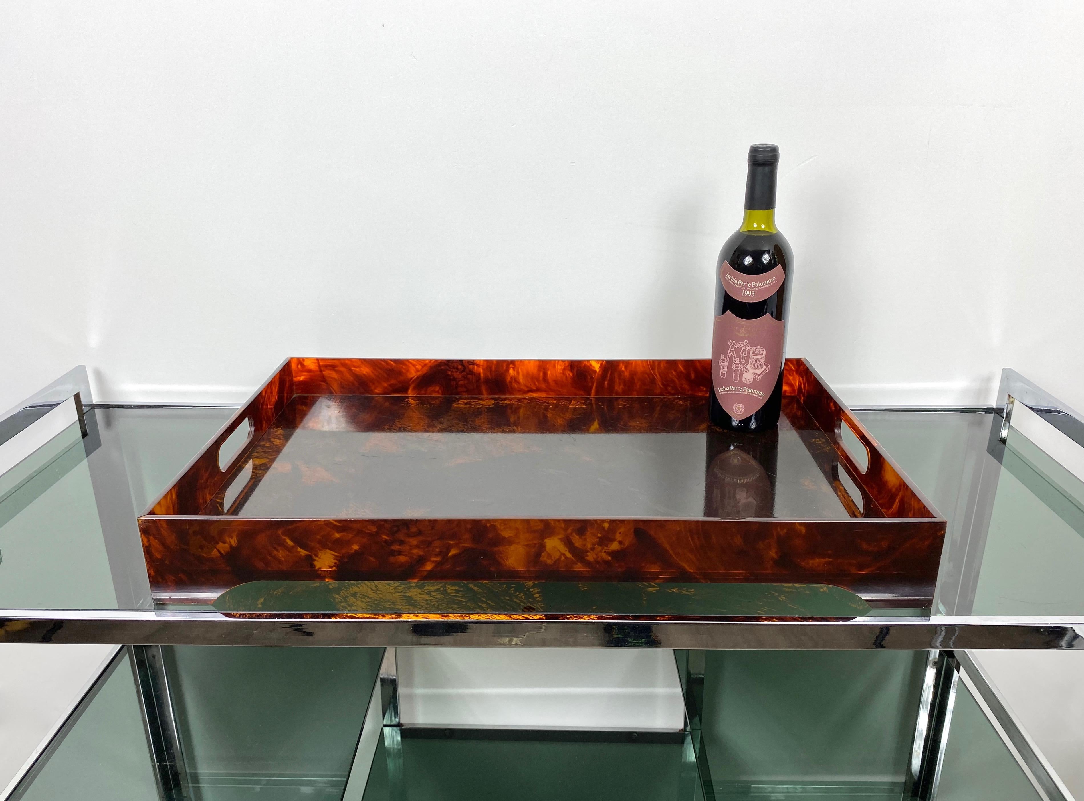 Serving tray centerpiece in tortoiseshell effect Lucite in the style of the Italian designer Willy Rizzo, Italy, circa 1970.