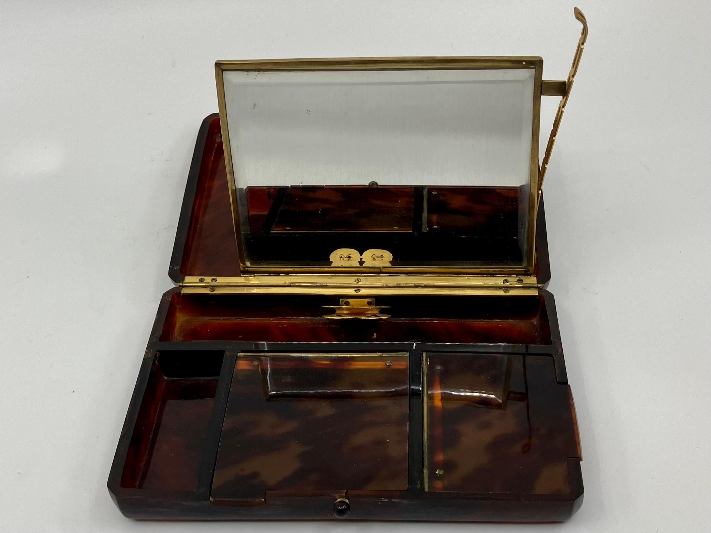 Caja Minaudiere de carey. Elegante bolso de mano de carey antiguo con solapa espejada, soporte para papel secante y dos compartimentos interiores con tapa.  Italia, años 20

Dimensiones: 5,5