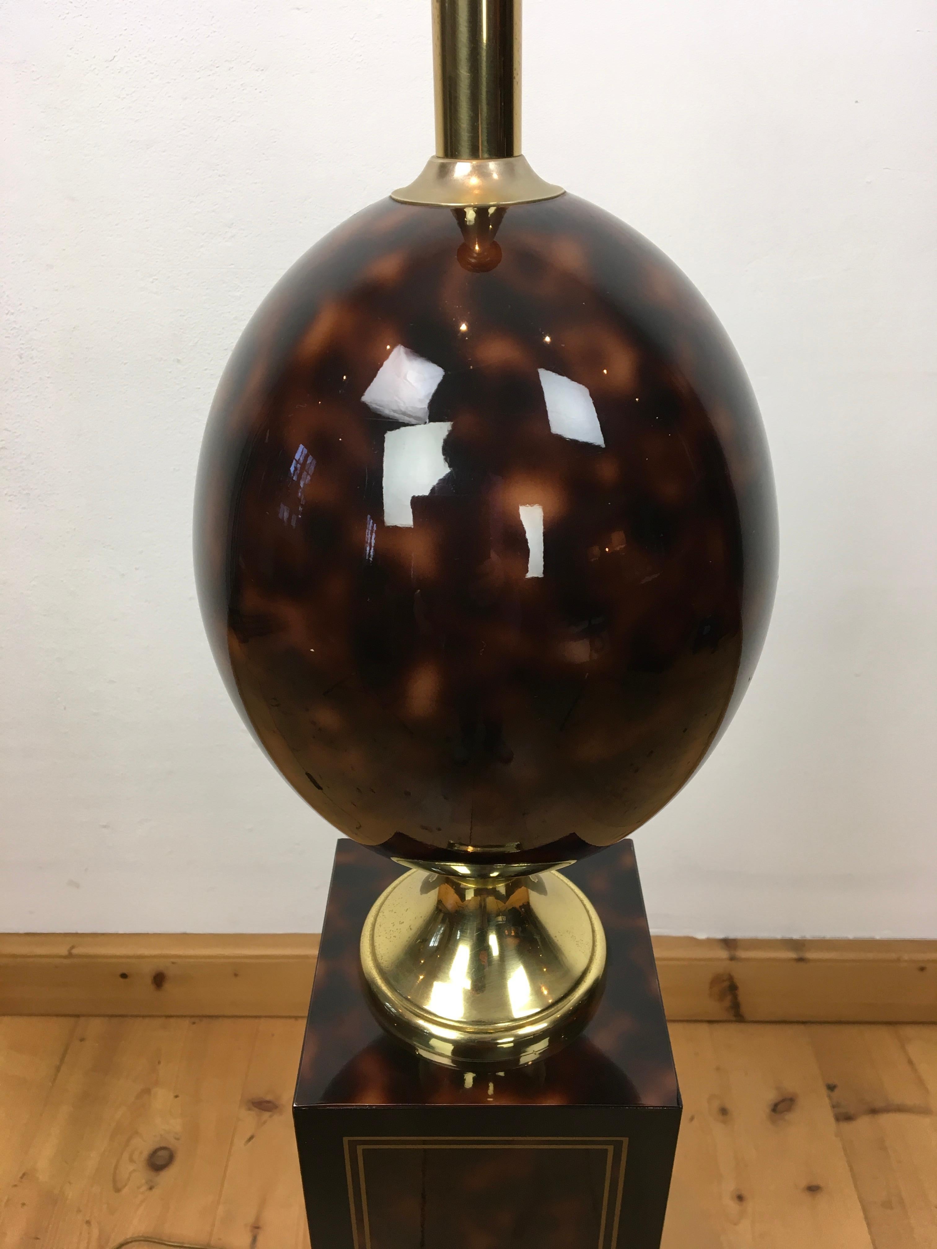 Ostrich egg floor lamp by Maison Le Dauphin France. 
This Hollywood Regency floor lamp has a toirtoiseshell design what makes this floorlamp so stylish. 
A French floor lamp from the period 1970 - 1980.
Laquered wooden base, ceramic egg and brass