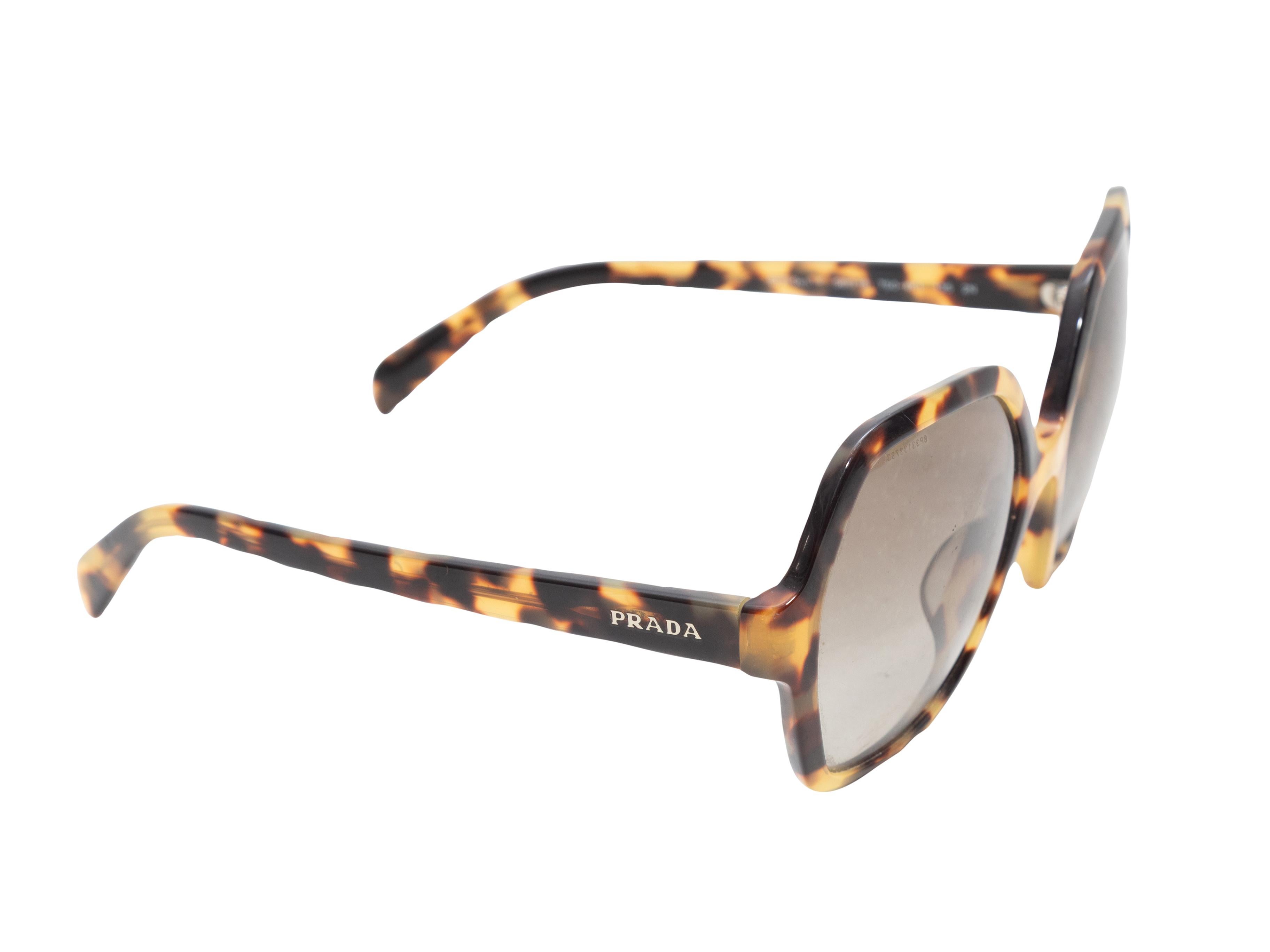 Occhiali da sole oversize in acetato tartarugato di Prada. Lenti colorate grigie. Altezza 2,3