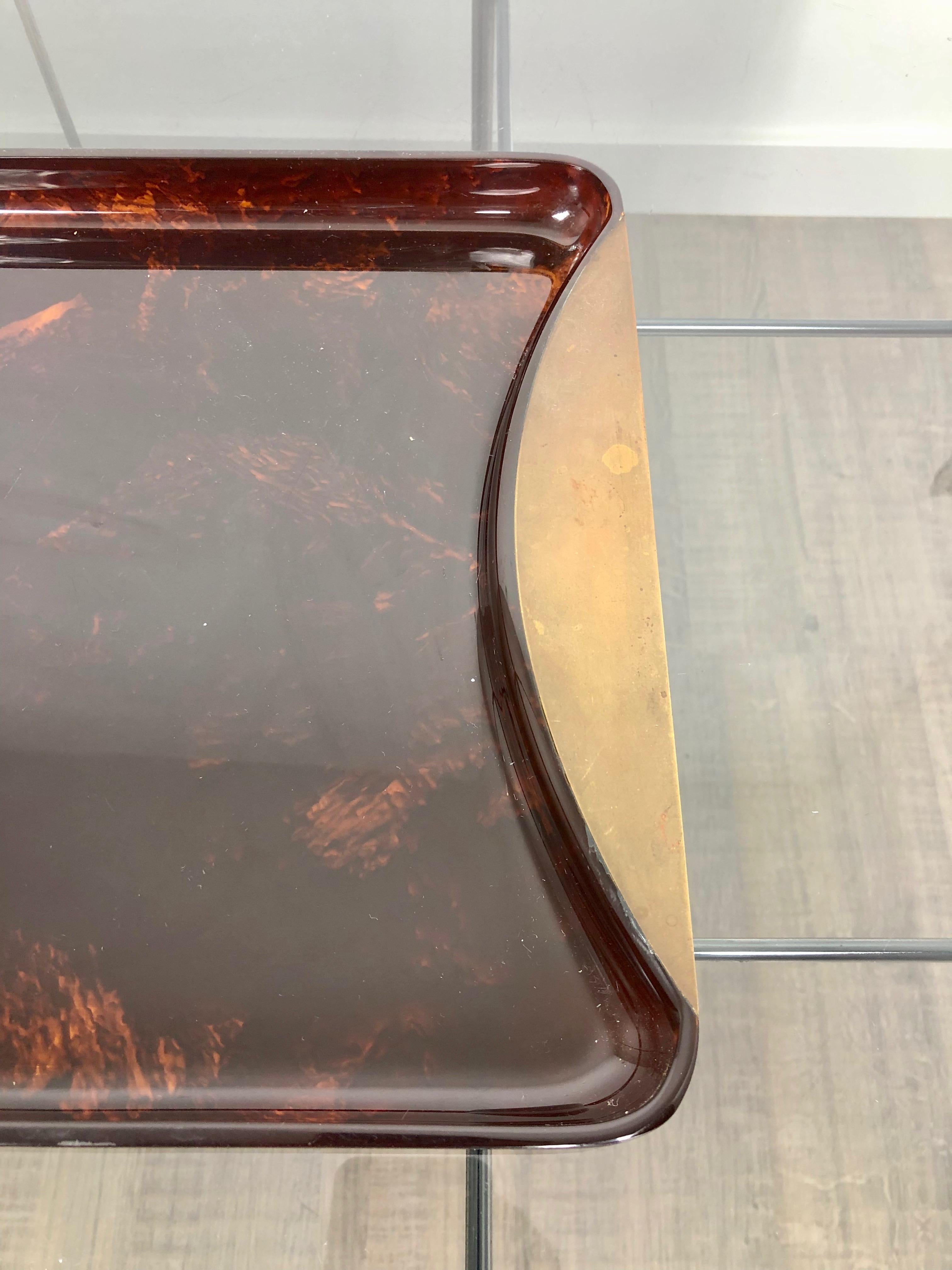 Tortoiseshell Serving Tray in Lucite and Brass by Guzzini, 1970s, Italy In Good Condition In Rome, IT