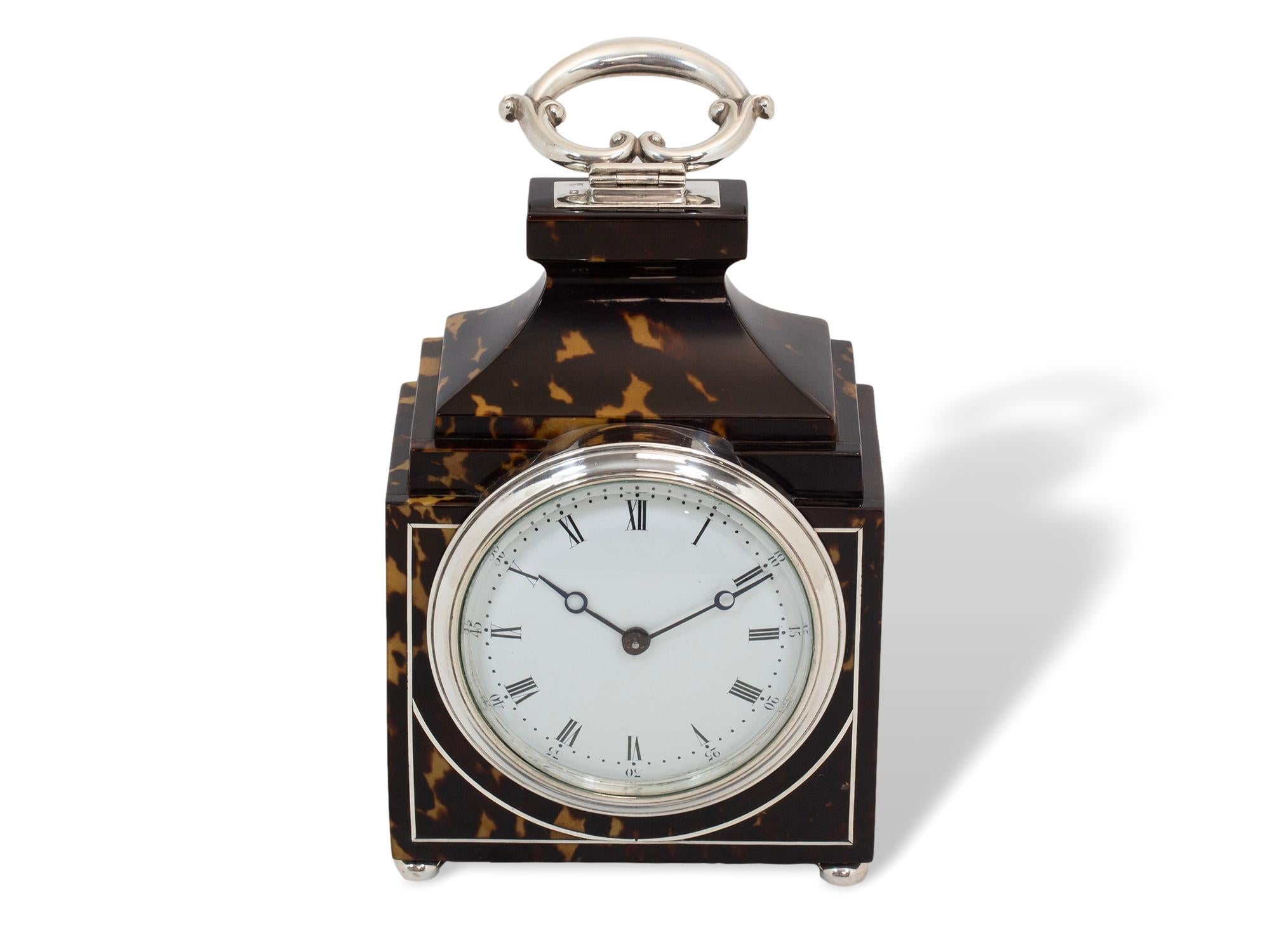 A forma di lanterna per conduttori

Dalla nostra collezione di accessori, siamo lieti di offrirti questo orologio a lanterna tartaruga inglese. L'orologio ha un grande quadrante bianco con numeri neri dietro un vetro smussato convesso e una cassa in