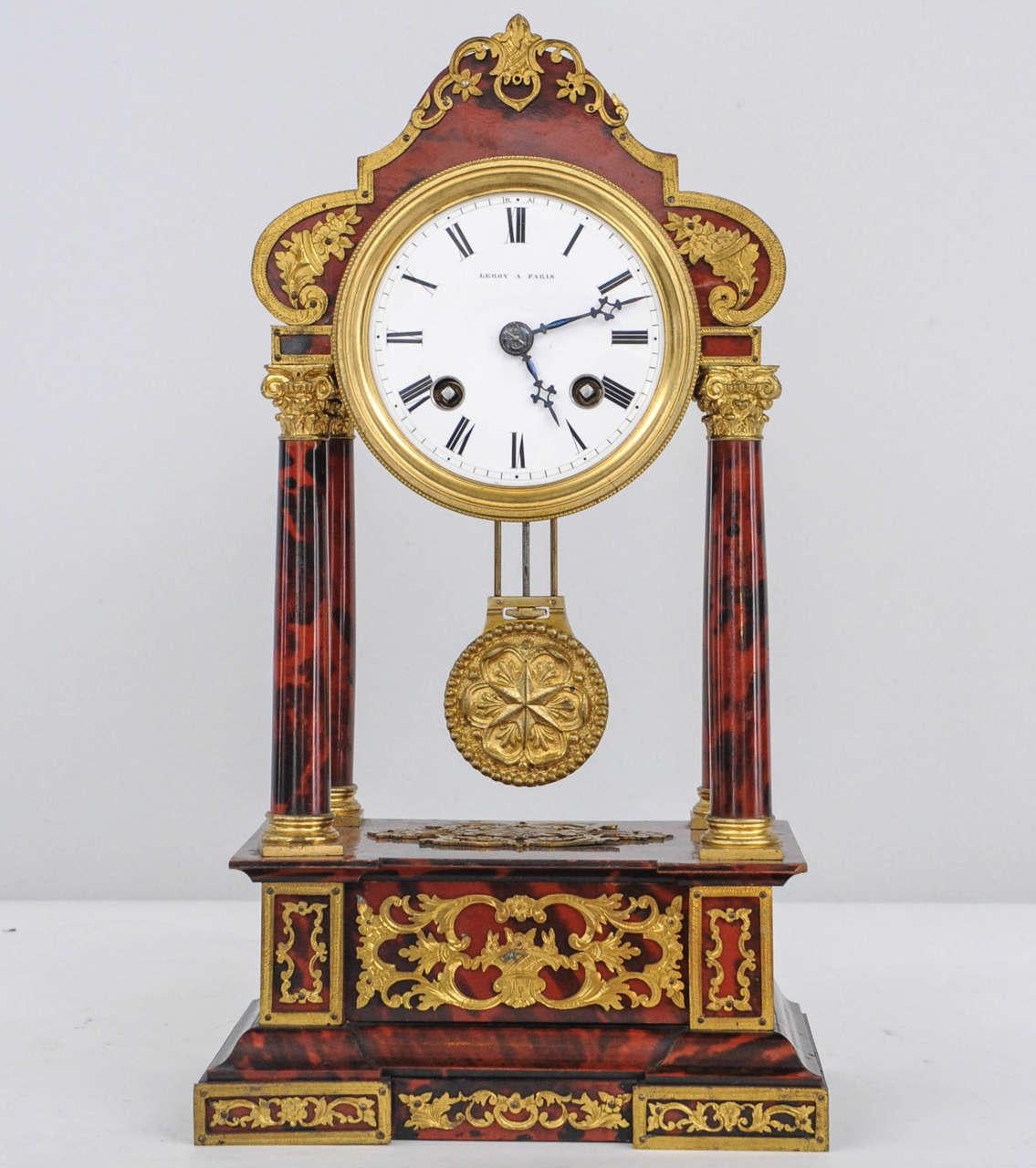 Pequeño reloj de cuatro pilares en carey, muy atractivo y llamativo, firmado Leroy a Paris.

Preciosas monturas de bronce, junto con la cúpula a juego, hacia 1880.