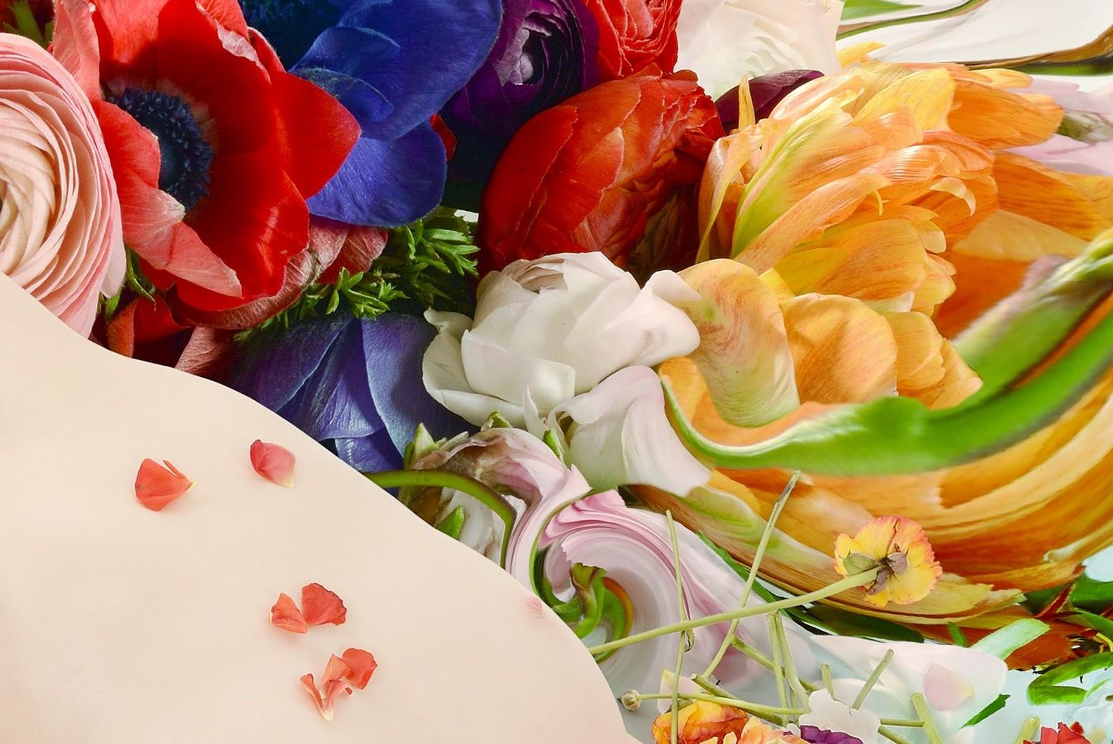 Flora 01 - Photographie contemporaine, fleurie, nu féminin, pivoines, tulipes, roses en vente 1