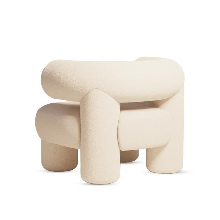 Der TORU Accent Chair von Essentia Home zelebriert skulpturales Volumen und poetische Formen und definiert Sitzgelegenheiten in der Sprache der sanften Kraft neu. TORU verbindet künstlerische Geometrie mit haptischem Komfort und ist ein modernes