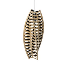 Grande suspension Toru en contreplaqué de bambou peint d'un seul côté, par David Trubridge