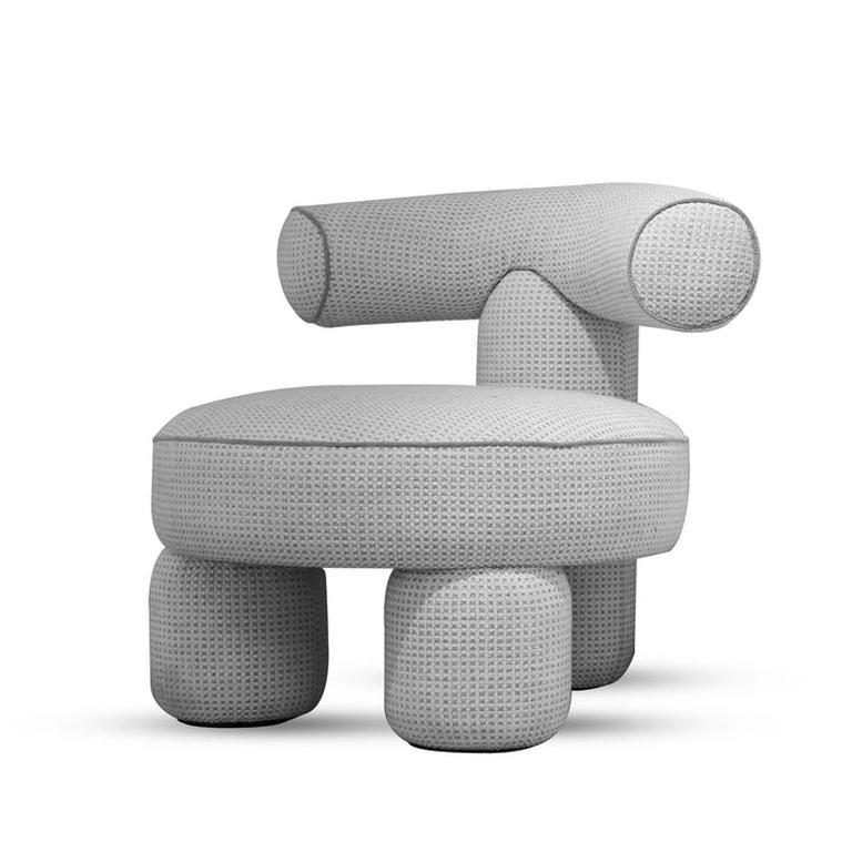 Tout en équilibrant sa forte affirmation architecturale, son tissu richement tactile et son rembourrage fin offrent une intimité sensorielle. La texture douce et structurée du tissu Andora-II met en valeur l'assise généreuse du fauteuil, tandis que