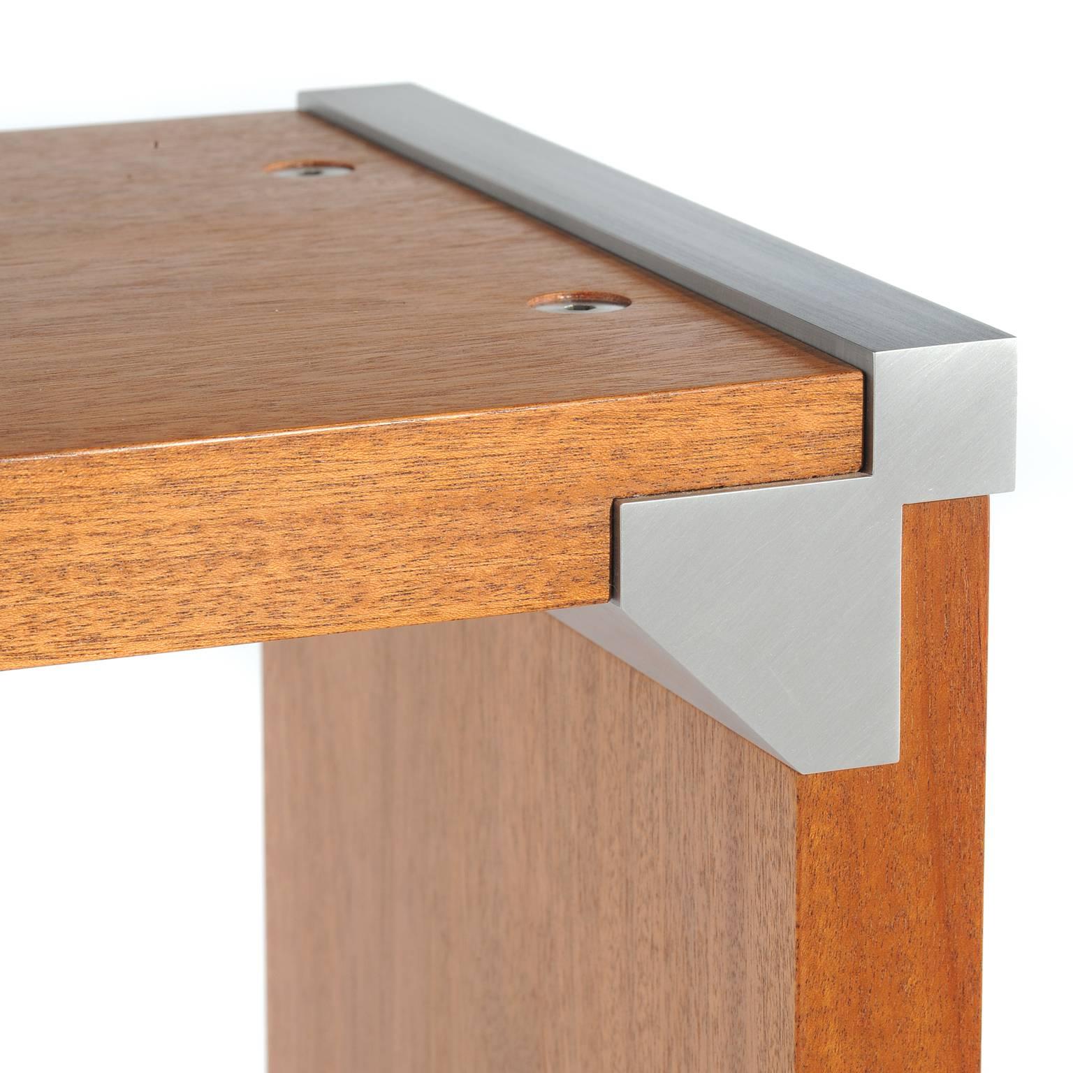 Moderner moderner Sockeltisch von Peter Harrison aus schwarzem Holz, Metall und Beton (amerikanisch) im Angebot
