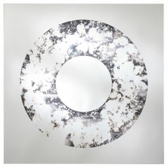 Specchio scultoreo "Torus" con finitura argento colata a mano di Deknudt Mirrors