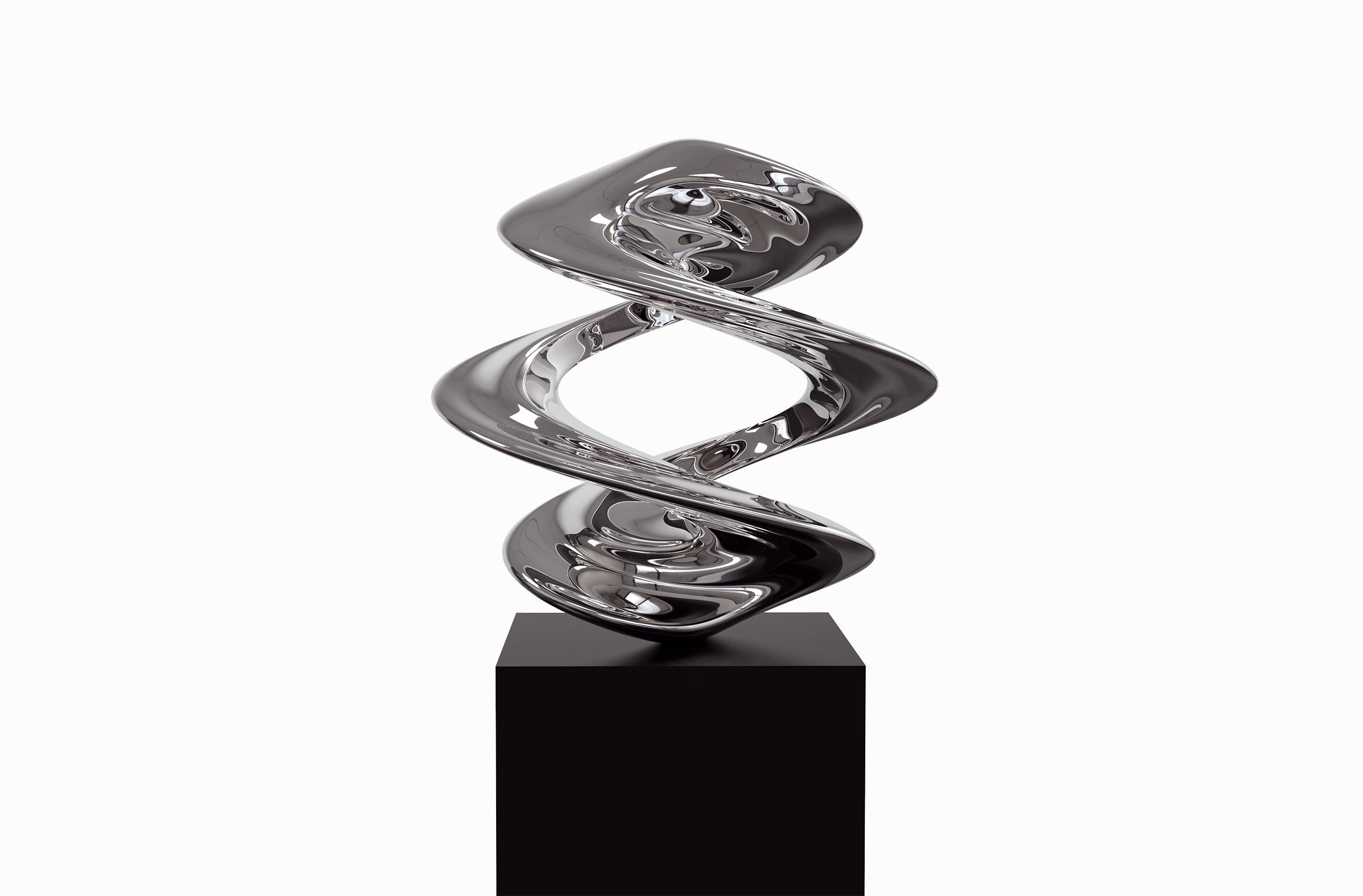 Torus Spiralis della Collection'S Geometra è un pezzo scultoreo di grande impatto che incarna l'intersezione tra precisione matematica e fluidità organica. 

Realizzata con la resina di proprietà di Katz Studio e rifinita con una superficie cromata