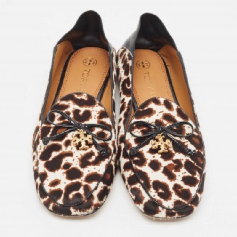 Tory Burch Mocassins Tory Charm en cuir et poils de veau imprimé animal Taille 37.5 Bon état - En vente à Dubai, Al Qouz 2
