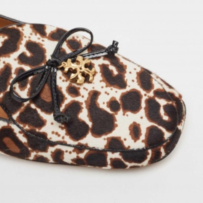 Tory Burch Mocassins Tory Charm en cuir et poils de veau imprimé animal Taille 37.5 en vente 1