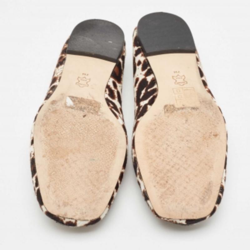 Tory Burch Mocassins Tory Charm en cuir et poils de veau imprimé animal Taille 37.5 en vente 2