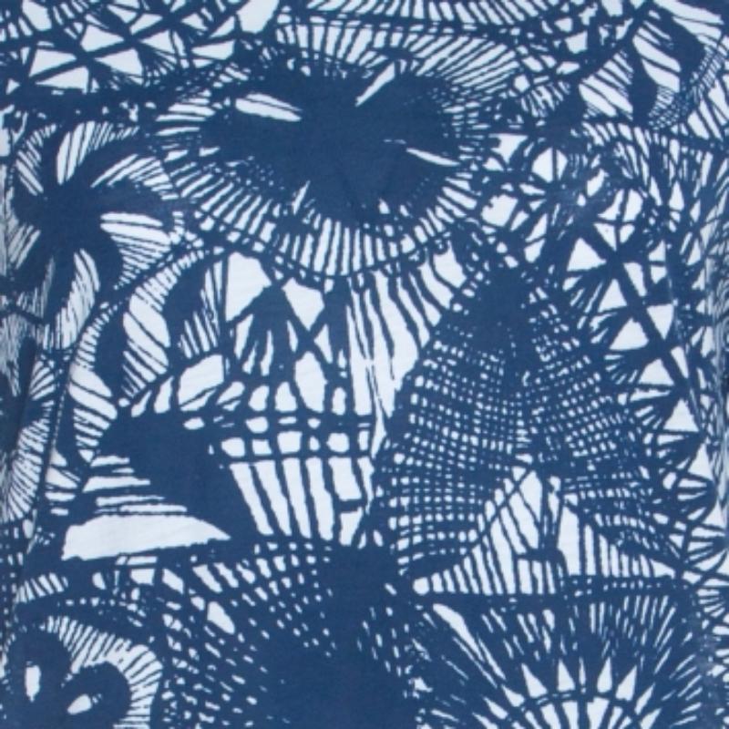 Esta camiseta de Tory Burch es el ejemplo perfecto de diseños modernos mezclados con estilo clásico. Esta elegante camiseta azul lleva estampado un atrapasueños del mar Báltico. Esta camiseta 100% algodón pima te permite sacar la fashionista que