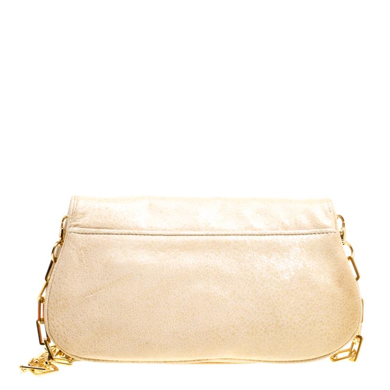 How cute and elegant does this Amanda clutch from Tory Burch look! The beige creation is crafted from crackled glace leather and features a front flap closure with gold-tone brand logo detailing. It flaunts a detachable chain and leather shoulder