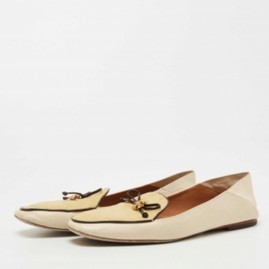 Pour compléter parfaitement vos tenues, nous vous proposons cette paire de mocassins qui ne parlent que de style. Les chaussures ont été fabriquées avec savoir-faire et sont conçues pour être faciles à enfiler. Ils sont le choix idéal pour compléter