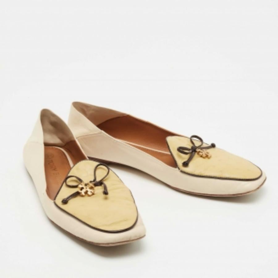 Beige Tory Burch - Mocassins à breloques en cuir beige/crème et autruche gaufrée - Taille 40 en vente