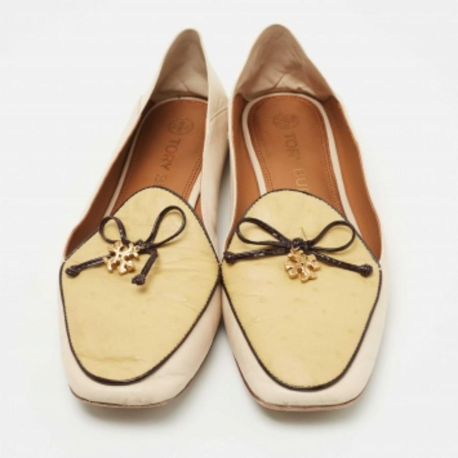Tory Burch - Mocassins à breloques en cuir beige/crème et autruche gaufrée - Taille 40 État moyen - En vente à Dubai, Al Qouz 2