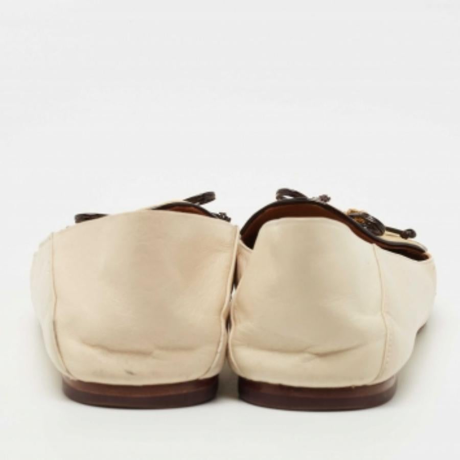Tory Burch - Mocassins à breloques en cuir beige/crème et autruche gaufrée - Taille 40 Pour femmes en vente