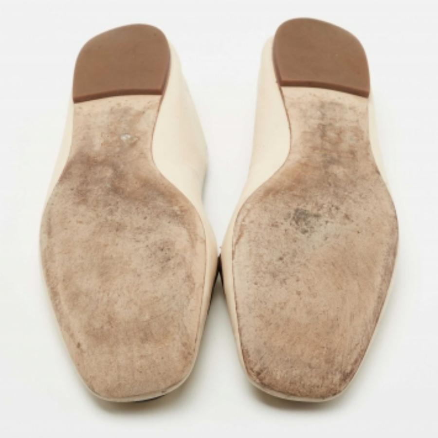 Tory Burch - Mocassins à breloques en cuir beige/crème et autruche gaufrée - Taille 40 en vente 1