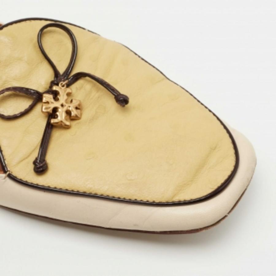 Tory Burch - Mocassins à breloques en cuir beige/crème et autruche gaufrée - Taille 40 en vente 2