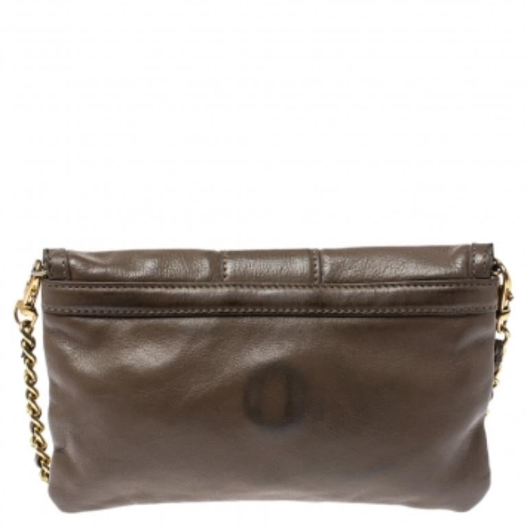 This crossbody bag from Tory Burch will add a dash of glam to your closet. Made with fine leather, this bag comes in a beige hue. An exemplar of fashion, this beautifully made bag comes with a fabric-lined interior. Be it any occasion; this bag will