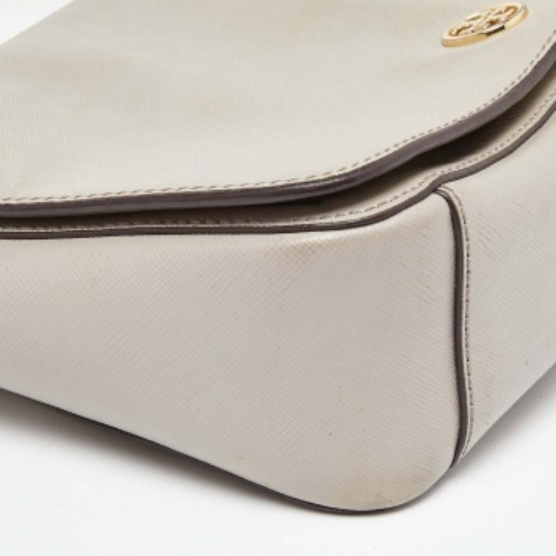 Esprimi il tuo stile personale con questa borsa crossbody di alta gamma. Realizzato con materiali di qualità, è stato arricchito con dettagli raffinati ed è perfettamente rifinito. L'abitacolo è ben spazioso.