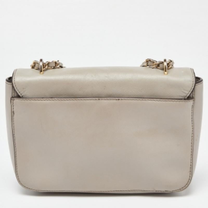 Tory Burch Borsa a tracolla con patta in pelle beige In condizioni discrete in vendita a Dubai, Al Qouz 2