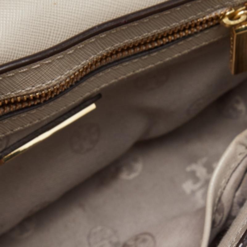 Tory Burch Borsa a tracolla con patta in pelle beige in vendita 2