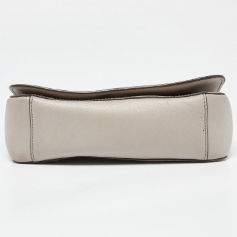 Tory Burch Borsa a tracolla con patta in pelle beige in vendita 4