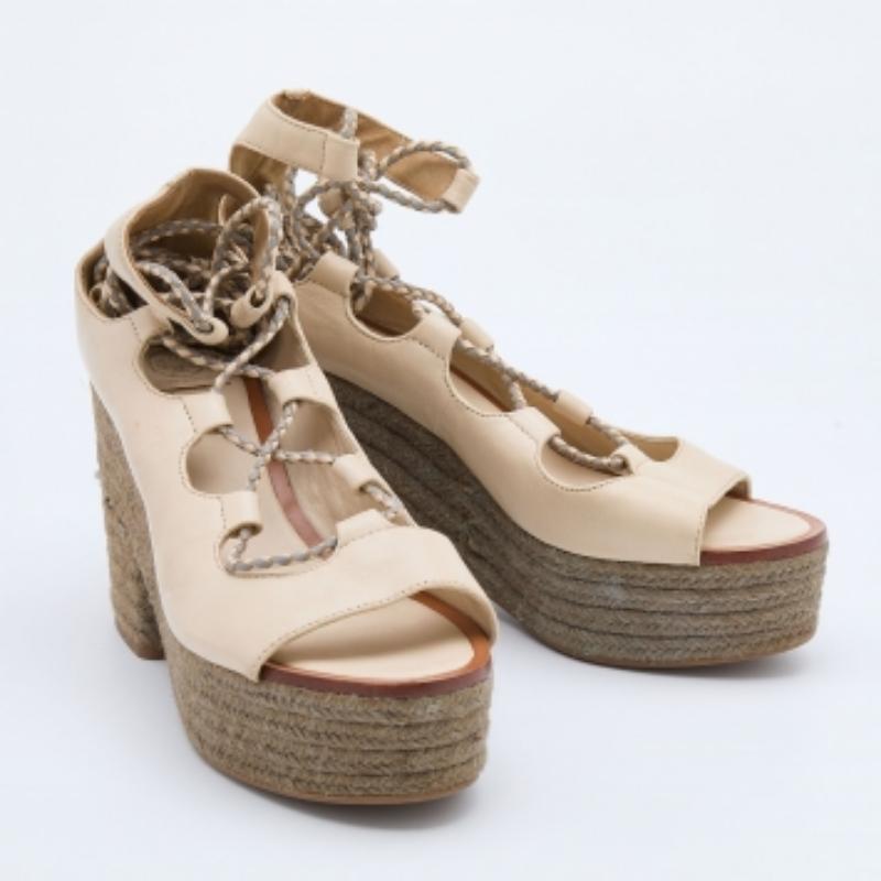 Tory Burch escarpins enveloppants Positano à talons compensés en cuir beige taille 39 Excellent état - En vente à Dubai, Al Qouz 2