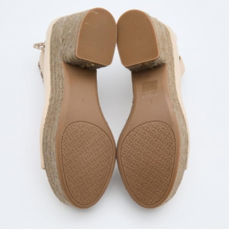 Tory Burch escarpins enveloppants Positano à talons compensés en cuir beige taille 39 en vente 2