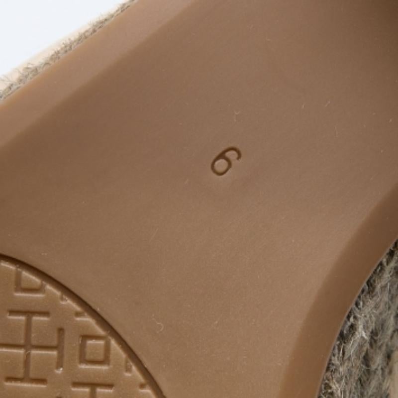 Tory Burch escarpins enveloppants Positano à talons compensés en cuir beige taille 39 en vente 3