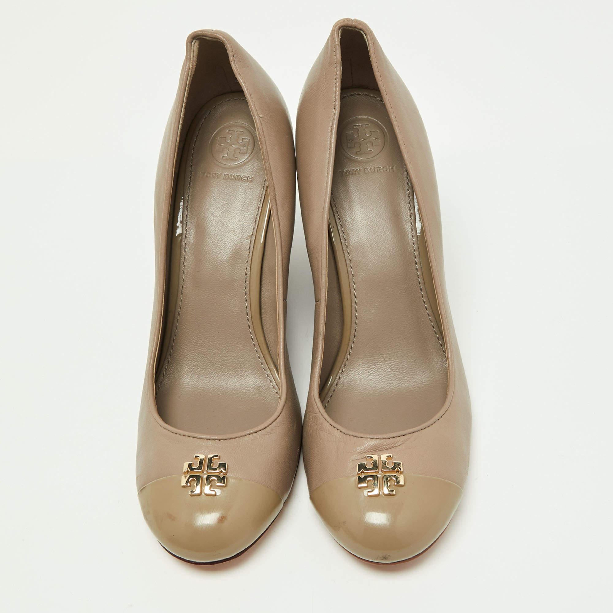 Tory Burch Beige Patent and Leather Wedge Pumps Size 39.5 In Fair Condition For Sale In Dubai, Al Qouz 2