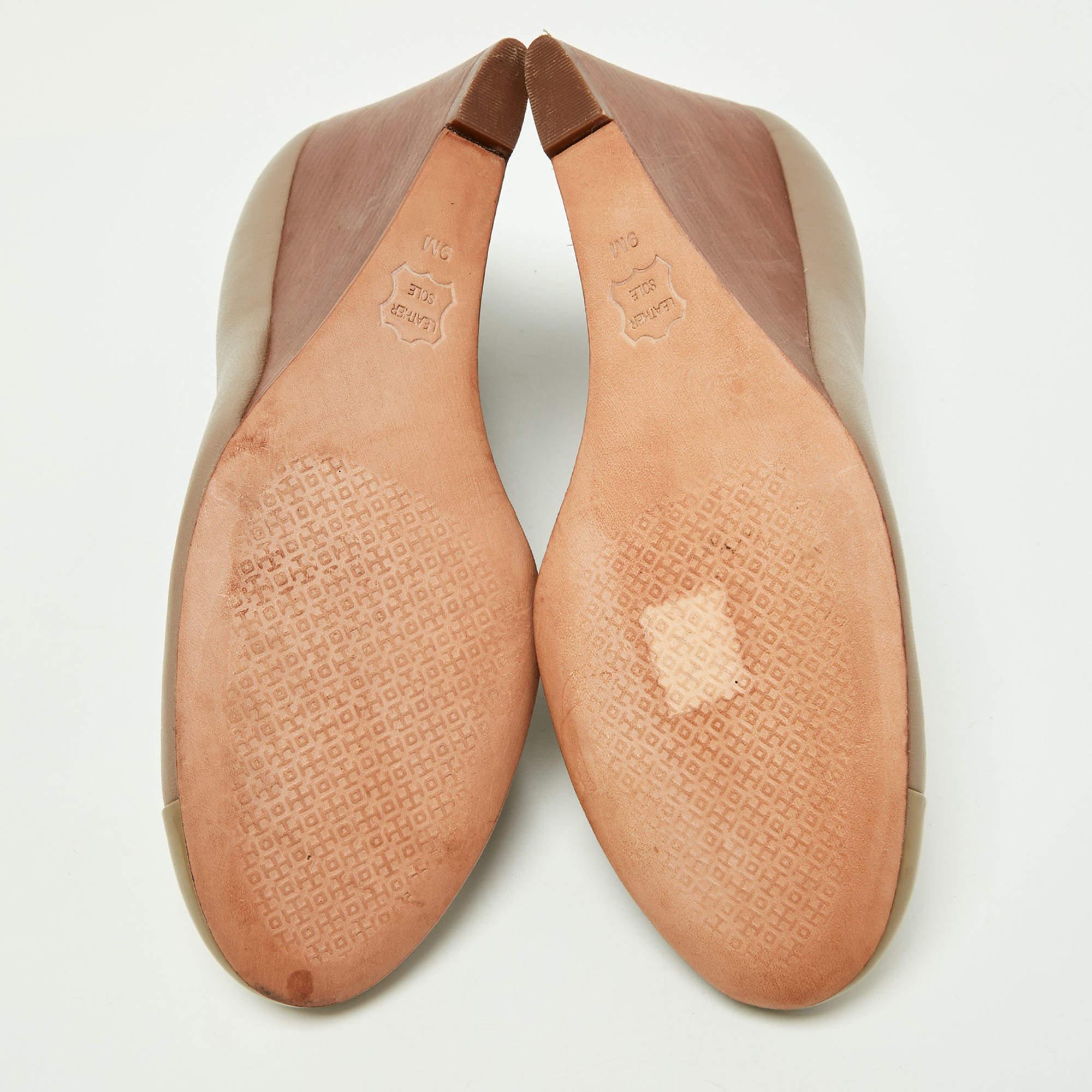 Tory Burch Beige Patent and Leather Wedge Pumps Size 39.5 For Sale 2