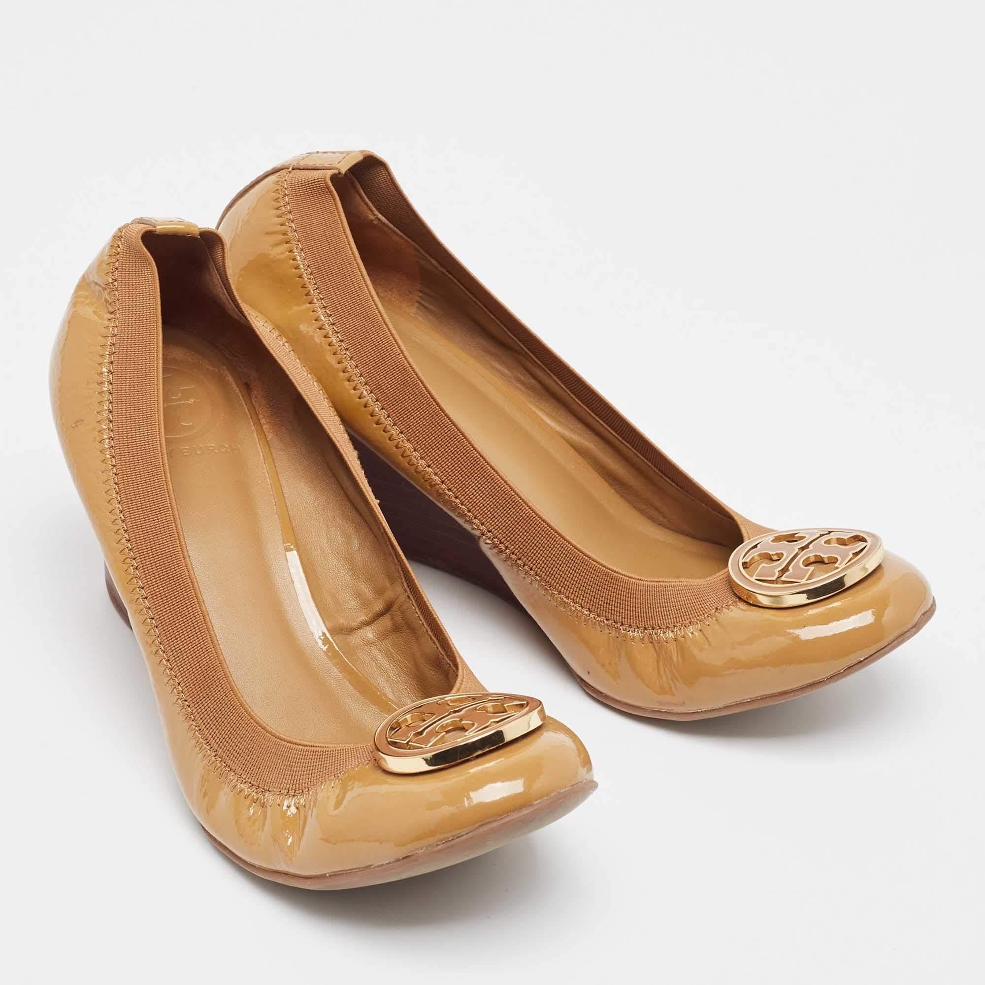 Women's Tory Burch Beige Patent Leather CarolineWedge Pumps Size 39 For Sale