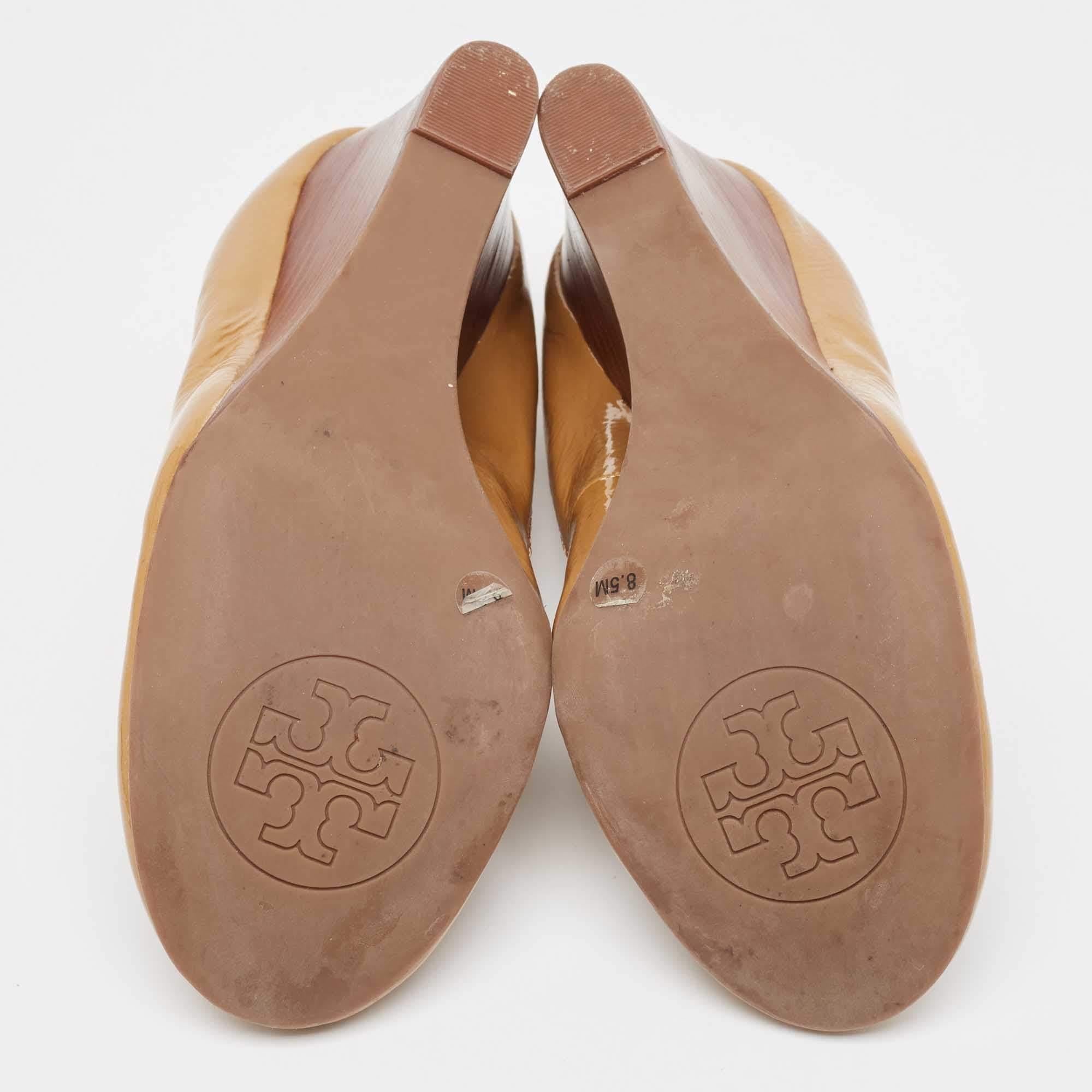 Tory Burch Beige Patent Leather CarolineWedge Pumps Size 39 For Sale 2