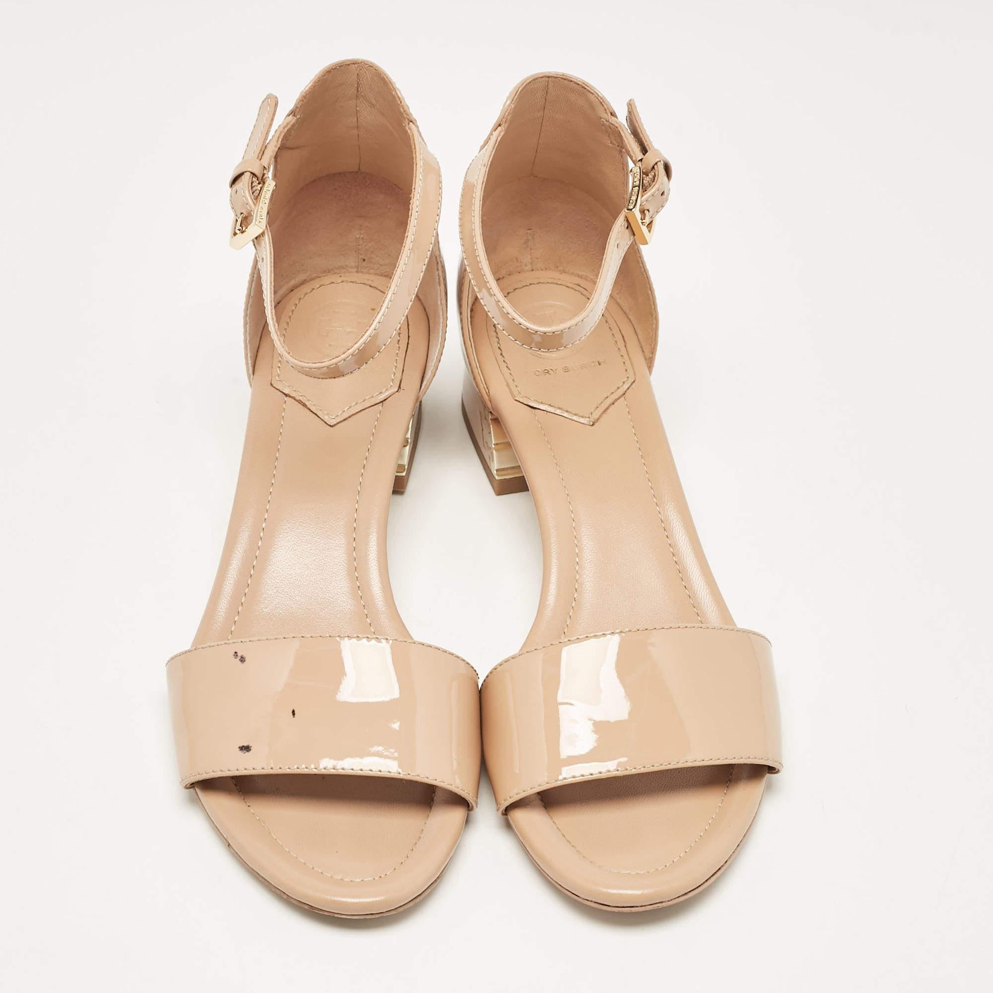 Tory Burch Beige Patent Leather Finley Sandals Size 39 In Fair Condition In Dubai, Al Qouz 2