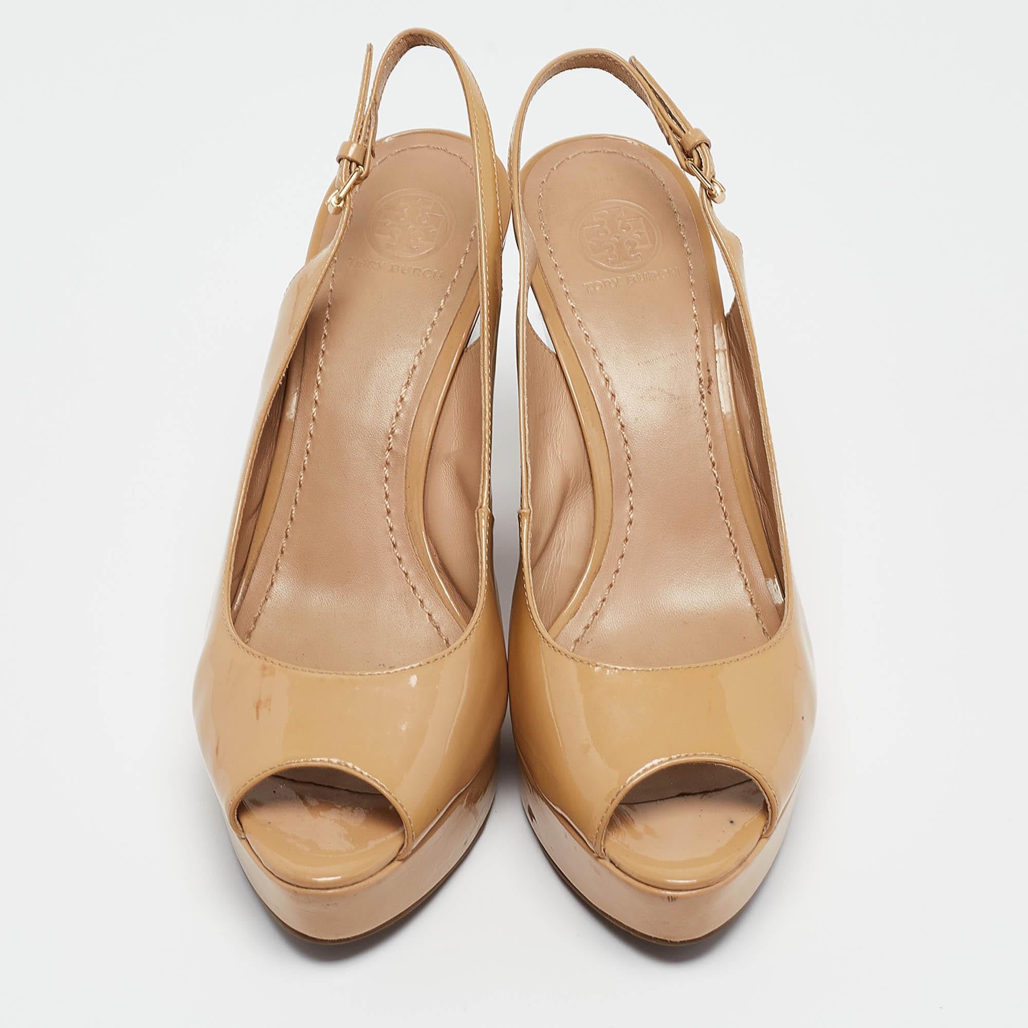 Tory Burch Beige Patent Leather Slingback Wedge Sandals Size 38.5 In Fair Condition For Sale In Dubai, Al Qouz 2