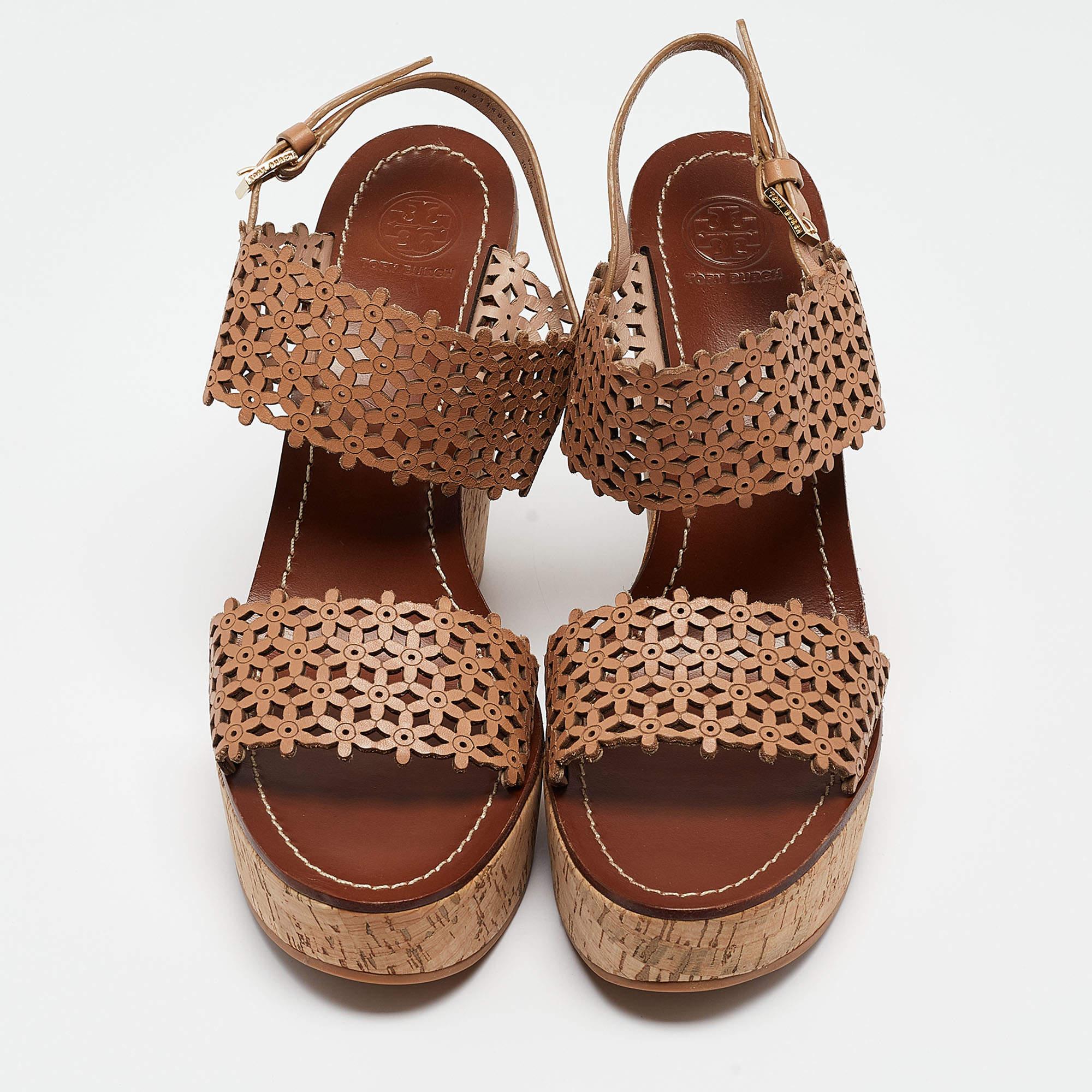 Beige Tory Burch - Sandales compensées marguerite en cuir perforé beige, taille 41 en vente