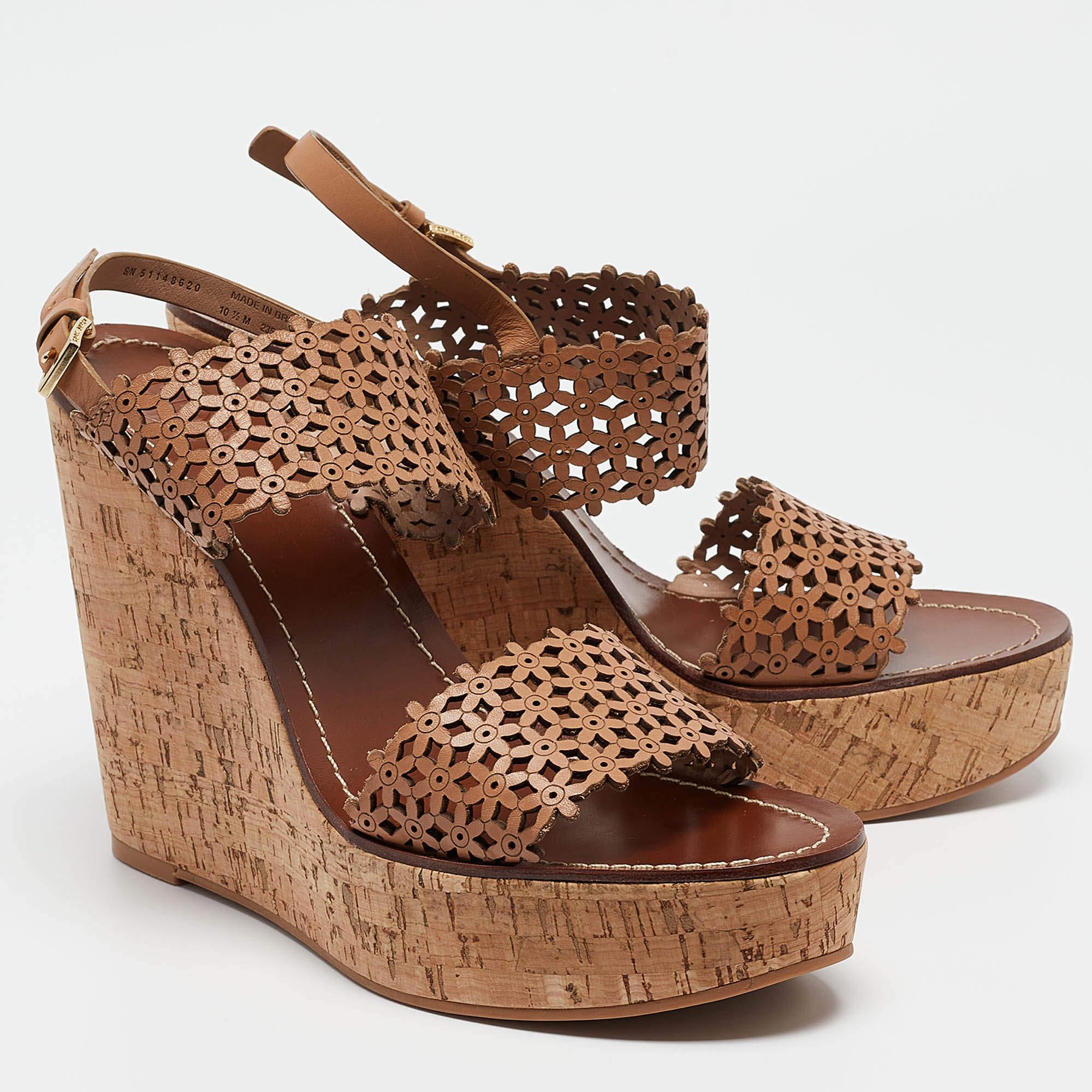 Tory Burch - Sandales compensées marguerite en cuir perforé beige, taille 41 Bon état - En vente à Dubai, Al Qouz 2