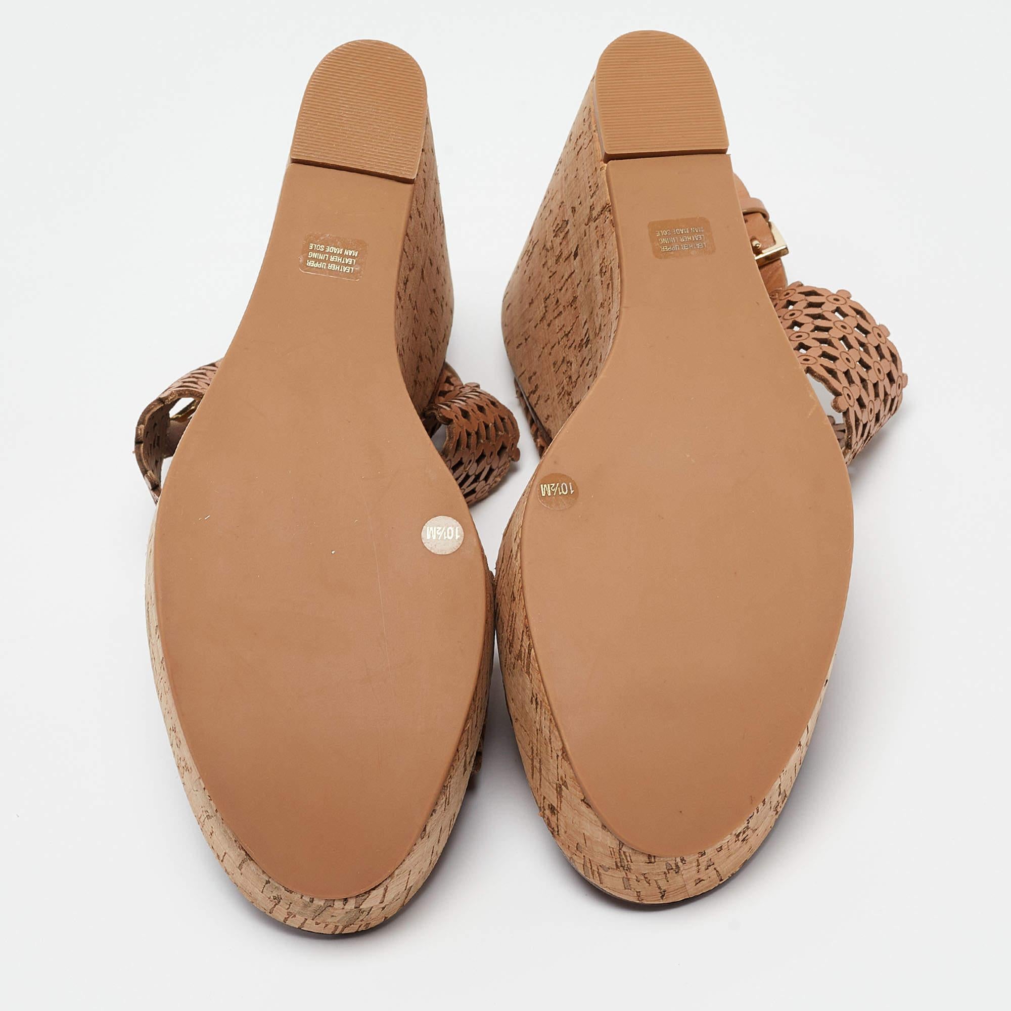 Tory Burch - Sandales compensées marguerite en cuir perforé beige, taille 41 en vente 1