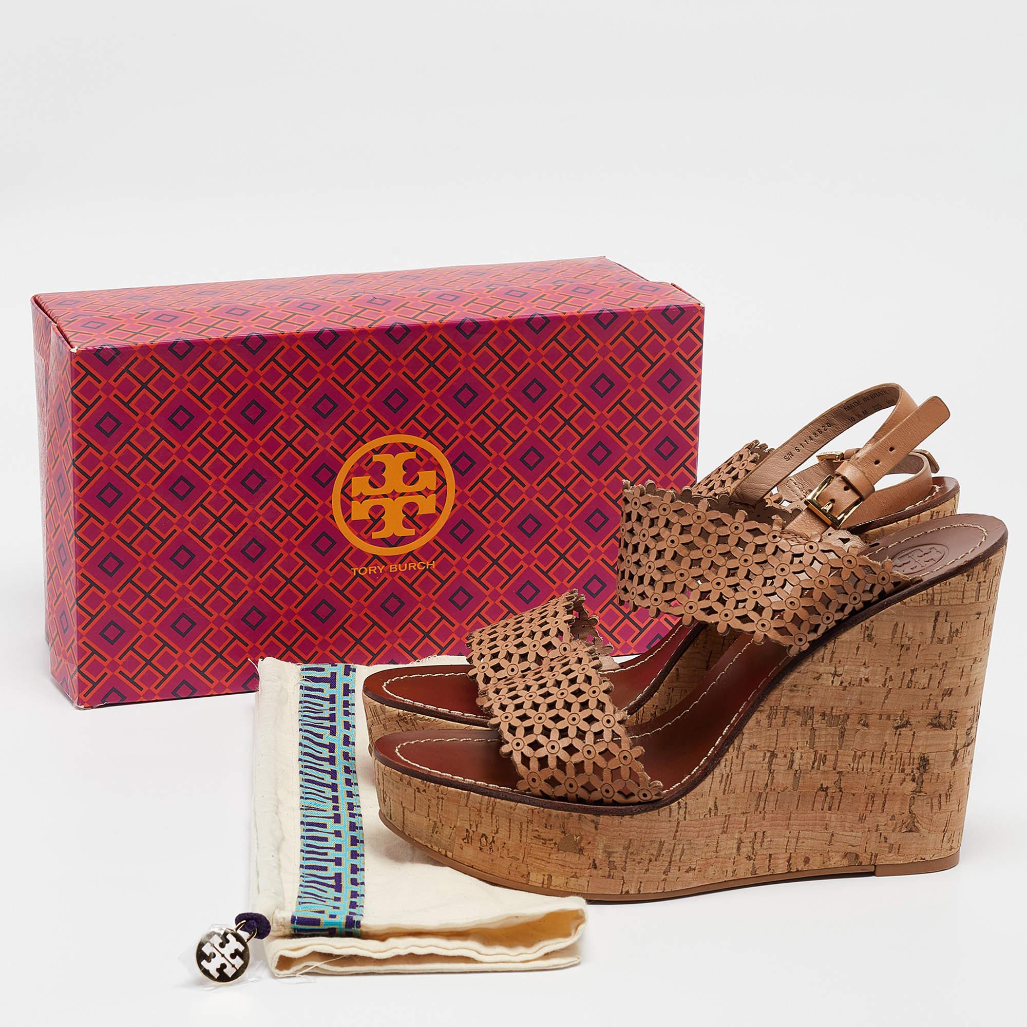 Tory Burch - Sandales compensées marguerite en cuir perforé beige, taille 41 en vente 4