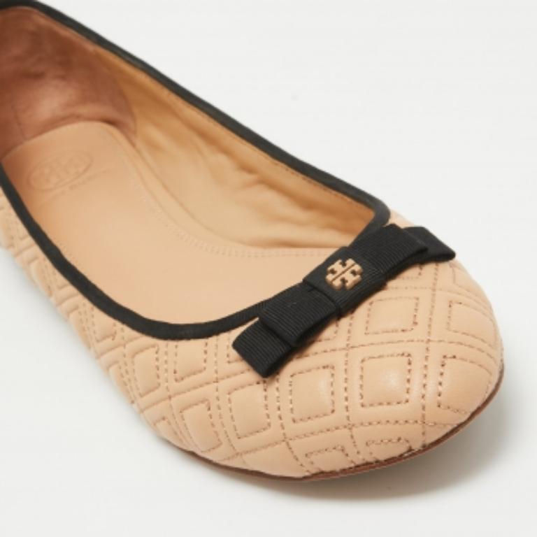 Tory Burch - Ballerines Marion en cuir matelassé beige, taille 39,5 Bon état - En vente à Dubai, Al Qouz 2