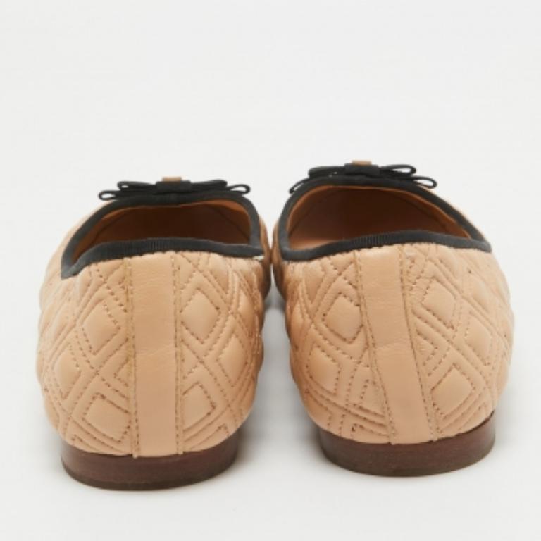 Tory Burch - Ballerines Marion en cuir matelassé beige, taille 39,5 en vente 2