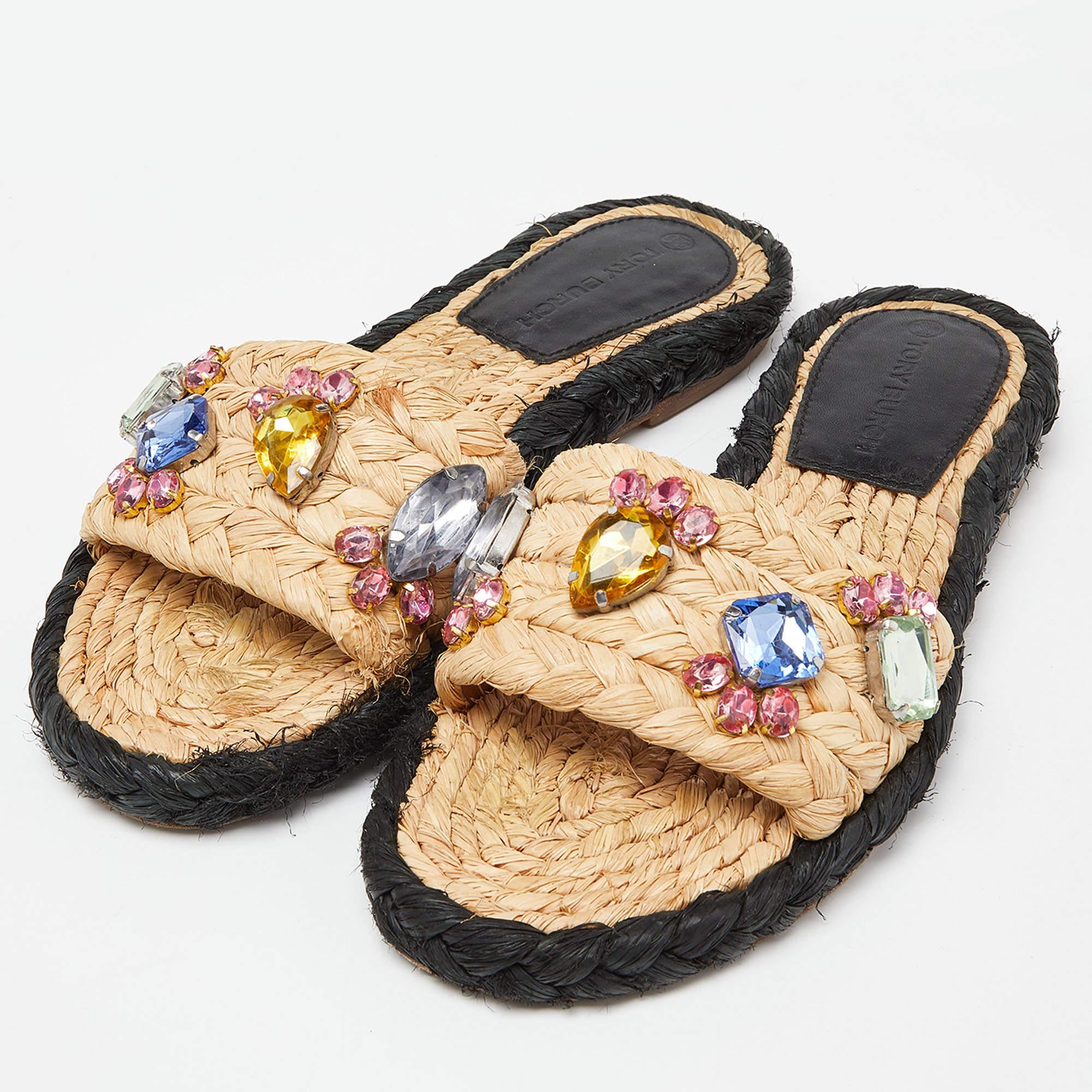 Una mezcla perfecta de estilo lujoso y comodidad, estas bailarinas de diseño están fabricadas con materiales de calidad y enmarcan tus pies de la forma más refinada. Pueden combinarse con un sinfín de prendas de tu armario.