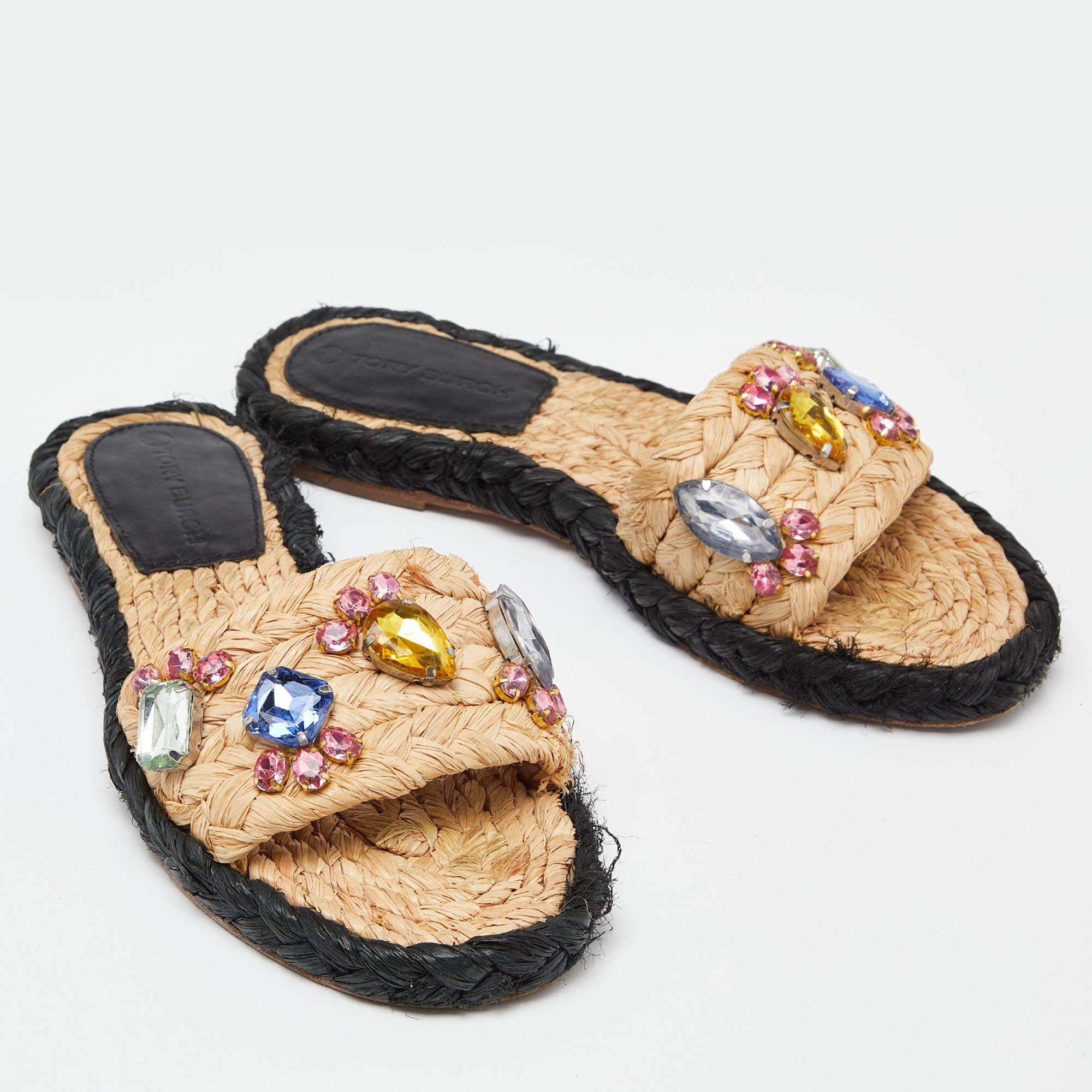 Tory Burch Beige Raffia Cristal Embellished Flat Slides Talla 36.5 en Bastante bueno estado para la venta en Dubai, Al Qouz 2