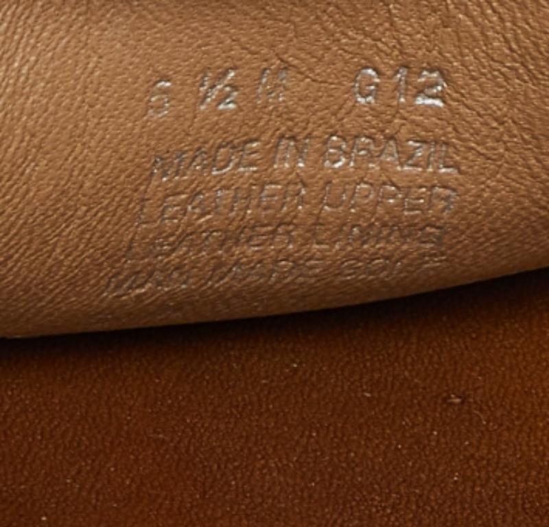 Prácticos, modernos y duraderos, estos mocasines de Tory Burch se han fabricado con esmero para ser los mejores compañeros de tu estilo diario. Vienen fabricados con los mejores materiales para ser una compra apreciada.